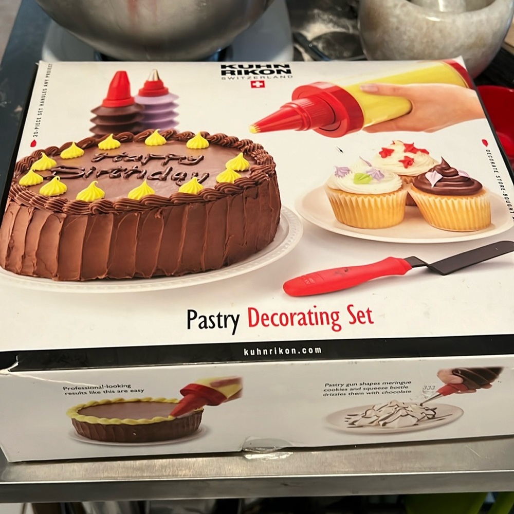 Cake pastry decorating set. New . Never used